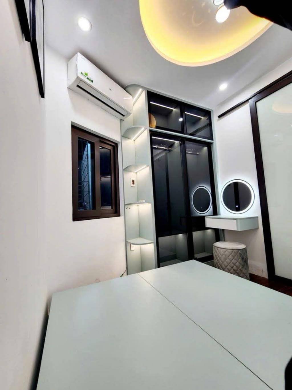 BÁN NHÀ 4 TẦNG - ĐÊ LA THÀNH - Ô CHỢ DỪA, ĐỐNG ĐA, HÀ NỘI - GIÁ CHỈ 2 TỶ X - SỔ ĐỎ CHÍNH CHỦ - Ảnh chính